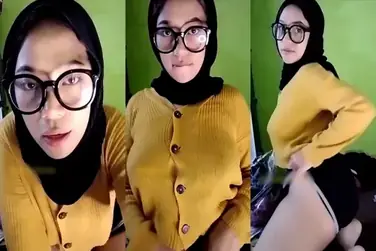 Bokep Jilbab Ukhti Pamer Dada Karena Disawer Koin poster