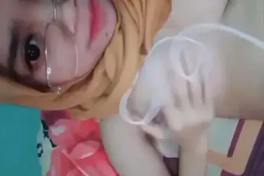 Gadis Hijab Berkacamata Montok poster