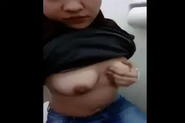 Video ABG Jilbab Hitam Masturbasi Di Toilet poster